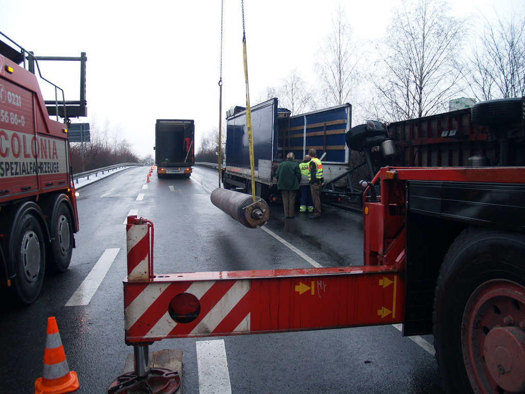 LKW Anhaenger umgekippt Koeln Niehl Geestemuenderstr Industriestr P61.JPG